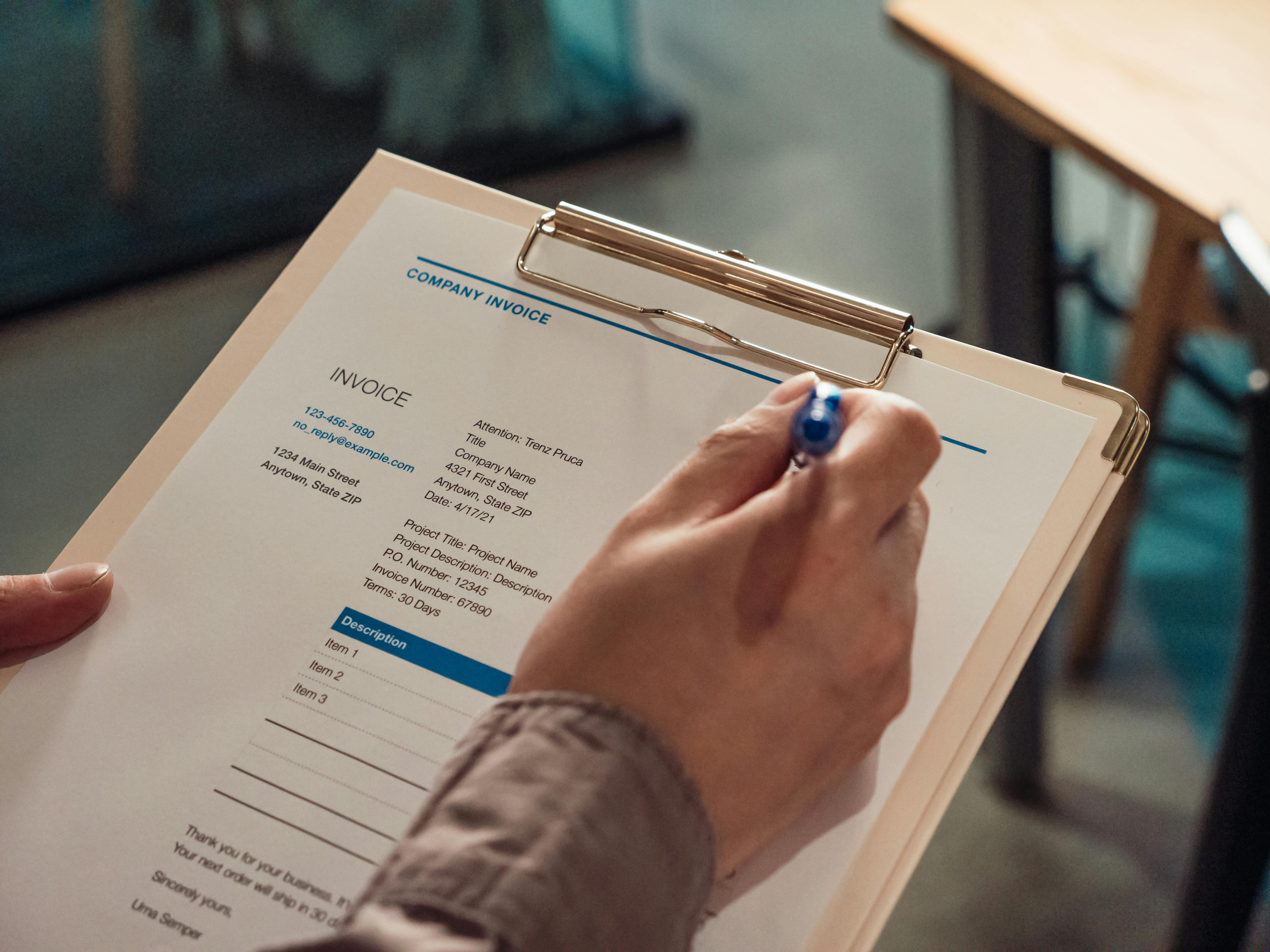 Contoh invoice freelance profesional dengan desain modern menggunakan Vistiq Studio